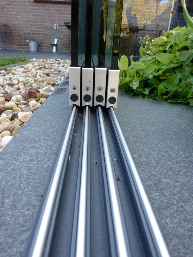 Tory jezdne panelu szklanego