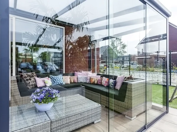 Szklane panele bez ramy do pergoli tarasowej Szklane panele bez ramy do pergoli tarasowej