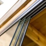 panele szklane bezramowe do pergoli na tarasie