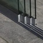 Szklane drzwi bezramowe do pergoli