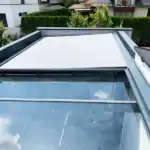 Roleta dachowa Veranda zamontowana na zadaszeniu tarasu