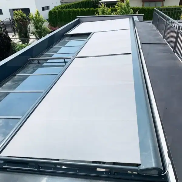 Zewnętrzna roleta dachowa do konstrukcji aluminiowej Zewnętrzna roleta dachowa do konstrukcji aluminiowej