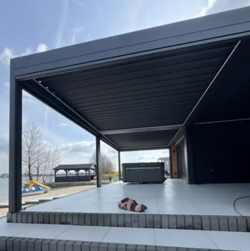 Nowoczesna pergola aluminiowa SB450 Aluprof przy domu jednorodzinnym