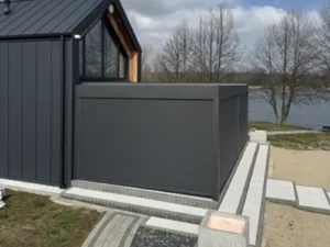 pergola lamelowa SB450 Aluprof na tarasie nowoczesnego domu